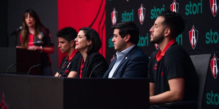 Stori debuta en el fútbol mexicano con Atlas FC y una nueva tarjeta de crédito de marca compartida