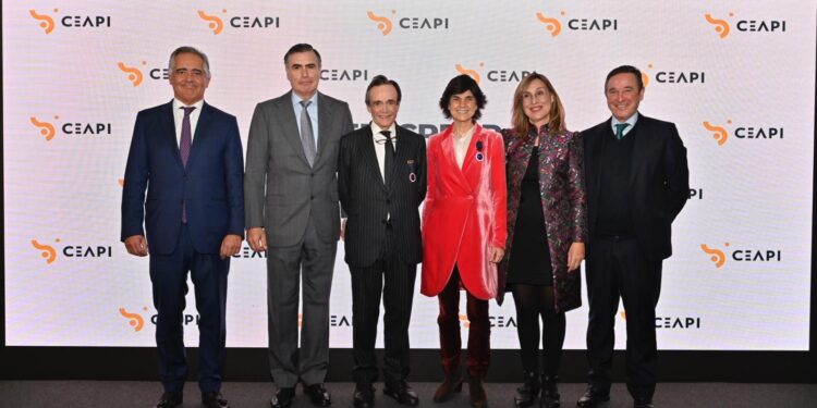 Diego del Alcázar y María Benjumea reciben la medalla de Honor de CEAPI