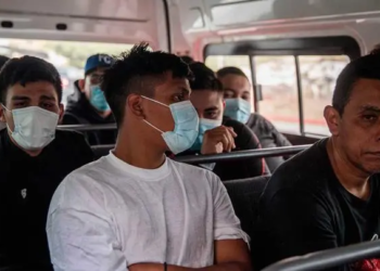 México envía vuelos ‘voluntarios’ a Honduras con migrantes deportados de EU