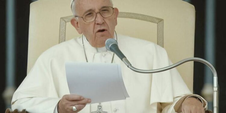 Papa Francisco ‘pasó una noche tranquila y pudo descansar’, reportan médicos