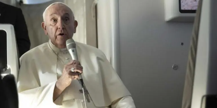 Papa Francisco muestra mejoría y trabaja desde el hospital