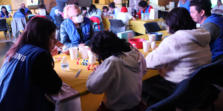 Colaboradores de Samsung promueven el aprendizaje y la diversión a través de su programa de voluntariado