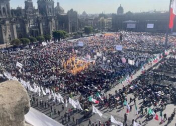 Contingentes arriban al Zócalo previo a la asamblea de Sheinbaum