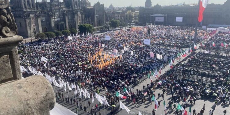 Contingentes arriban al Zócalo previo a la asamblea de Sheinbaum