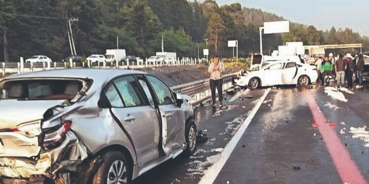 Carambola en la México-Toluca deja 9 vehículos involucrados y más de 10 heridos