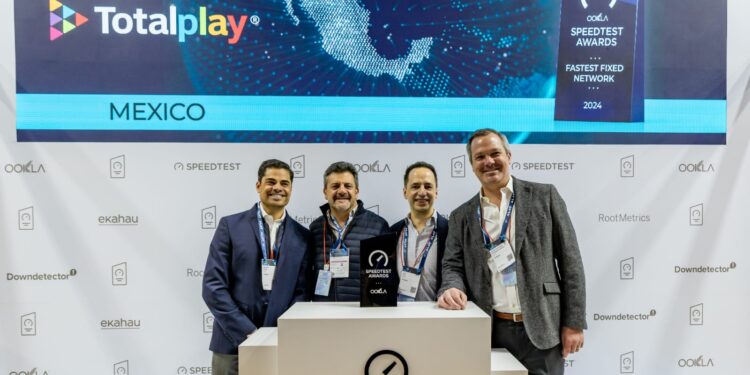 CEO de Totalplay, Eduardo Kuri, recibe premio en el MWC 2025 de Barcelona, consolidando a la empresa como la mejor