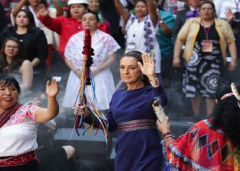 8M: Mujeres indígenas entregan bastón de mando a Sheinbaum; “¡Mucha fuerza!”, le desean