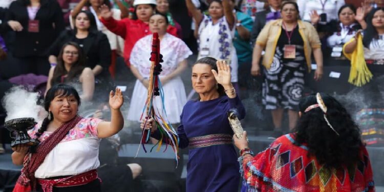 8M: Mujeres indígenas entregan bastón de mando a Sheinbaum; “¡Mucha fuerza!”, le desean