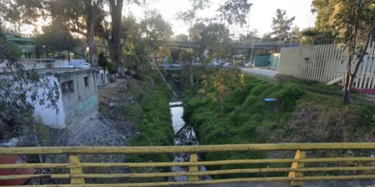 Hallan cuerpo sin vida en canal de aguas negras de Canal de Chalco y Periférico