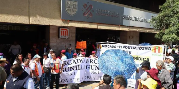 Locatarios de mercados públicos amagan con desquiciar nuevamente las vialidades