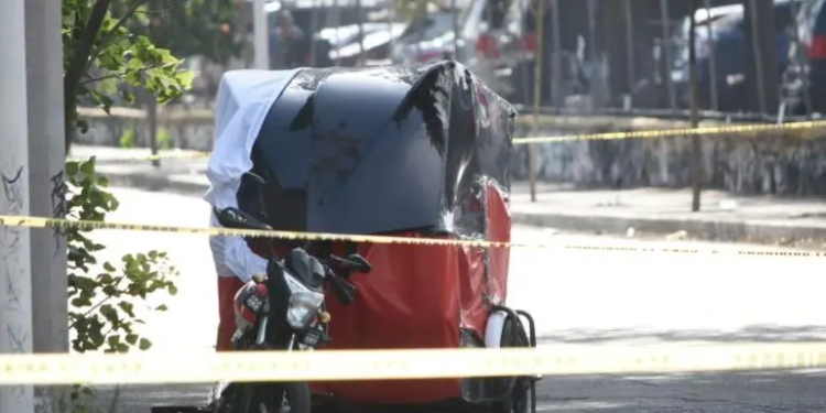 Caen hombres por tirar cuerpo de mujer en basurero de Santa Martha Acatitla Norte