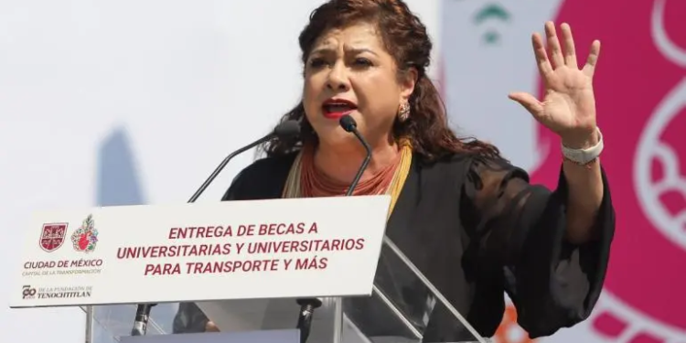 Entrega Clara Brugada apoyos para transporte a más de 50 mil universitarios