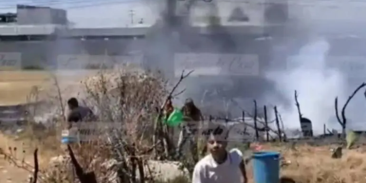 Estudiantes de secundaria sofocan incendio en Ecatepec con ayuda de vecinos