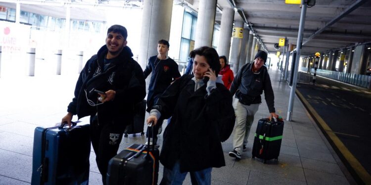 Incendio eléctrico paraliza el aeropuerto de Heathrow; afecta cientos de vuelos globales