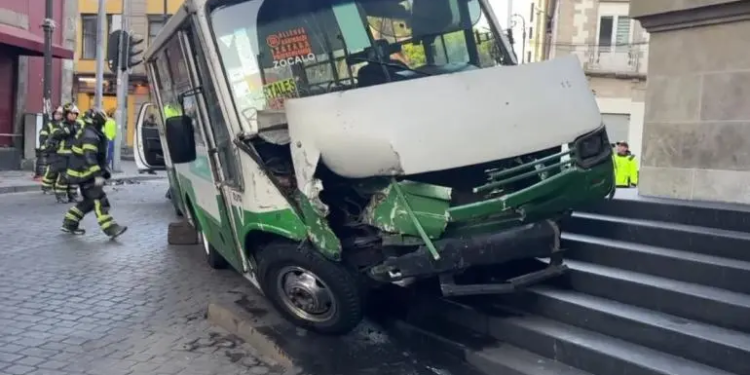 Microbús se impacta contra escaleras del Congreso de la Ciudad de México