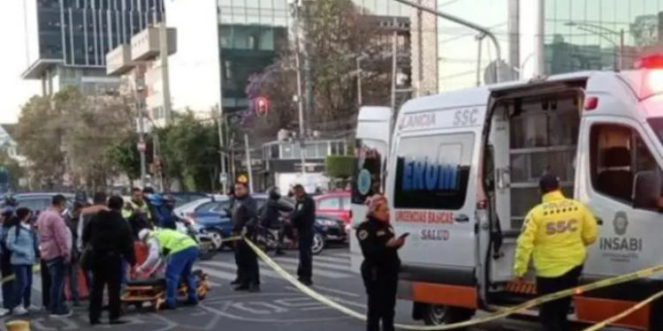 Transporte público atropella a moteros en San José Insurgentes y una mujer muere en el hecho