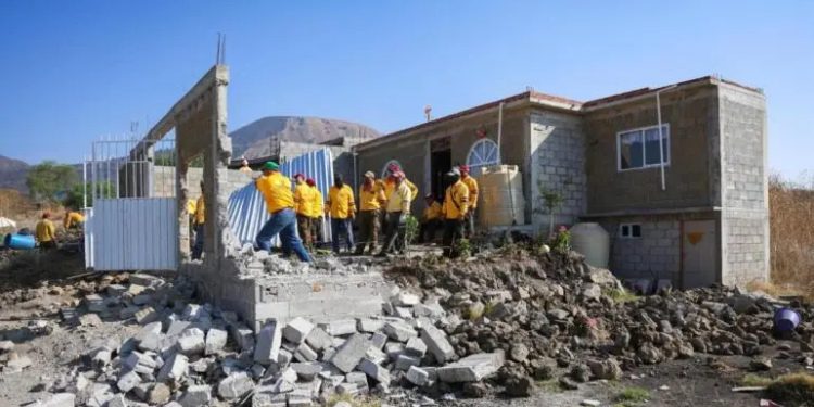 Operativo en Tláhuac desmantela asentamientos irregulares en la Sierra de Santa Catarina