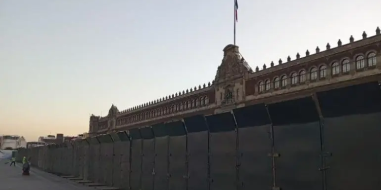 Vallas en Palacio Nacional, para ‘proteger a las policías’ en el 8M: Sheinbaum