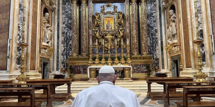 Papa Francisco Acude por Sorpresa a Santa María la Mayor para Rezar Antes de la Semana Santa