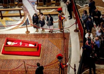 Los fieles comienzan a dar el último adiós al papa Francisco