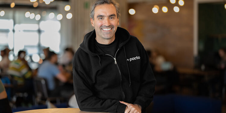 De la banca tradicional a emprendedor: la historia del exbanquero que creó una ﬁntech para modernizar la experiencia de cobro