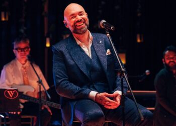 SANTIAGO CRUZ PRESENTA “6:00 A.M. (VERSIÓN 2025)” Y ANUNCIA GIRA “QUINCE DE CAMINOS” EN MÉXICO