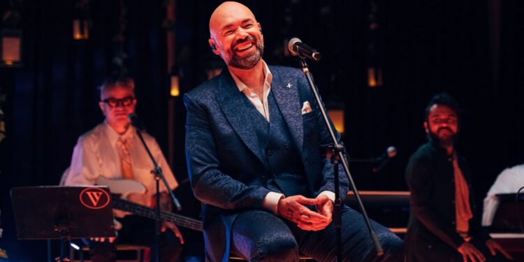 SANTIAGO CRUZ PRESENTA “6:00 A.M. (VERSIÓN 2025)” Y ANUNCIA GIRA “QUINCE DE CAMINOS” EN MÉXICO