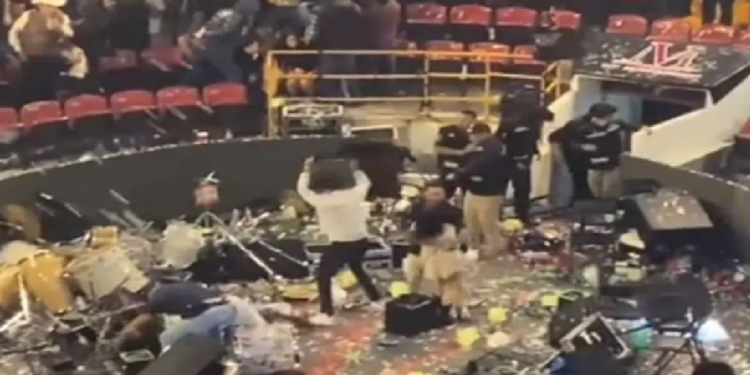 Luis R. Conriquez es abucheado y corrido del Palenque de Texcoco por no cantar corridos