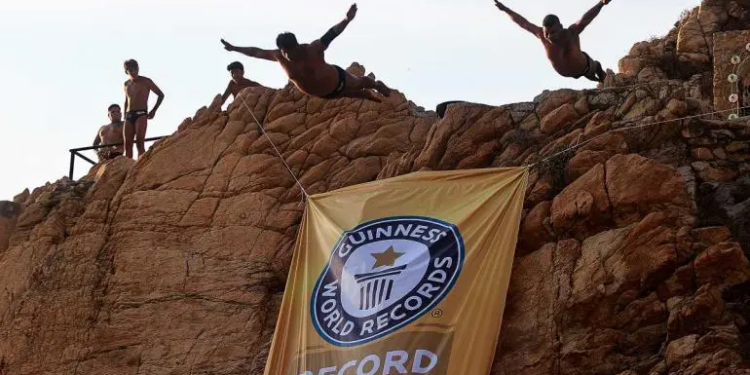 Clavadistas de La Quebrada reciben Récord Guinness por cinco millones de saltos de cabeza