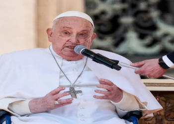 El Papa Francisco, convaleciente, aparece por sorpresa en la plaza de San Pedro