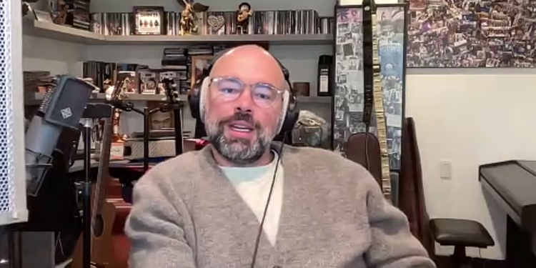 SANTIAGO CRUZ EMOCIONA A MÉXICO CON SU GIRA “QUINCE DE CAMINOS” Y EL RELANZAMIENTO DE “6:00 A.M. (VERSIÓN 2025)”