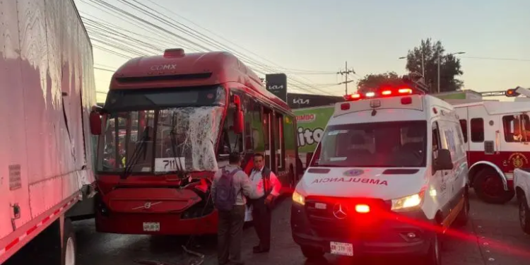 Choca tráiler contra Metrobús en Lindavista Vallejo con saldo de 11 lesionados