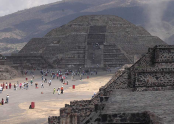 INAH ya permite que visitantes suban a la Pirámide de la Luna en Teotihuacán