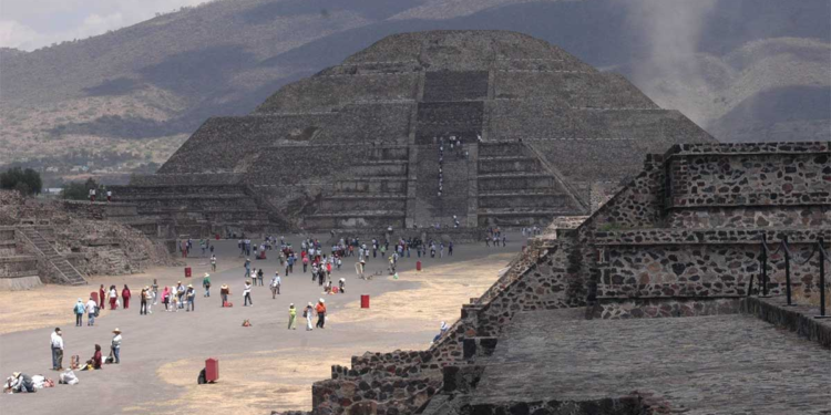 INAH ya permite que visitantes suban a la Pirámide de la Luna en Teotihuacán