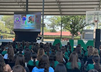 Ex jugadora de Rayadas inspira a una nueva generación de mujeres líderes en el deporte en el American Institute of Monterrey