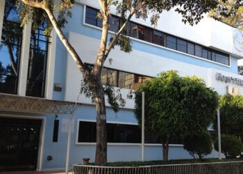 Denuncian montaje jurídico y retardo procesal que mantiene en prisión al ex administrador del Sanatorio Trinidad