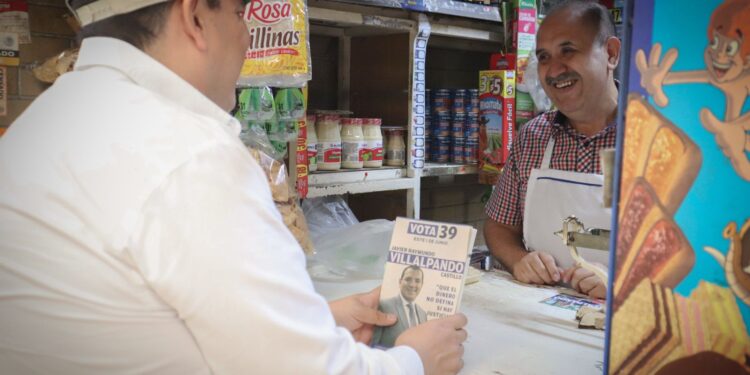 Raymundo Villalpando recorre mercados de Azcapotzalco e invita a la reflexión ciudadana