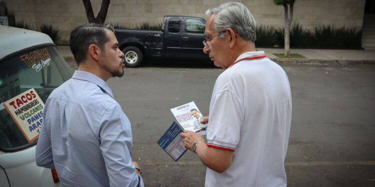 Ricardo Oropeza Bueno recorre el Jardín del Arte y dialoga con la ciudadanía