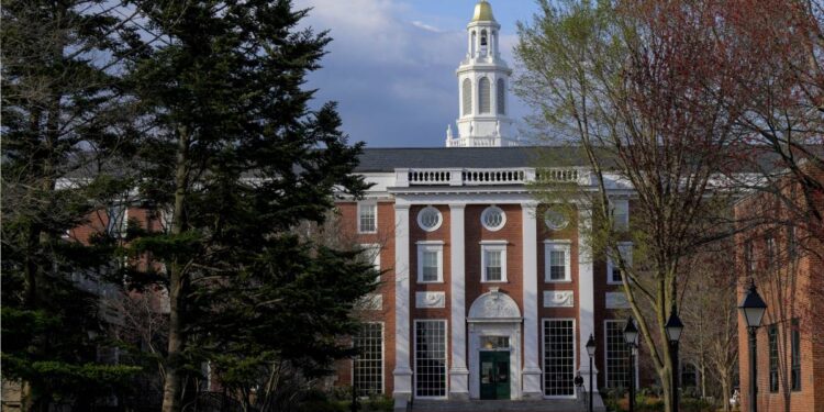 Harvard demanda a Trump tras perder permiso para inscribir a estudiantes extranjeros