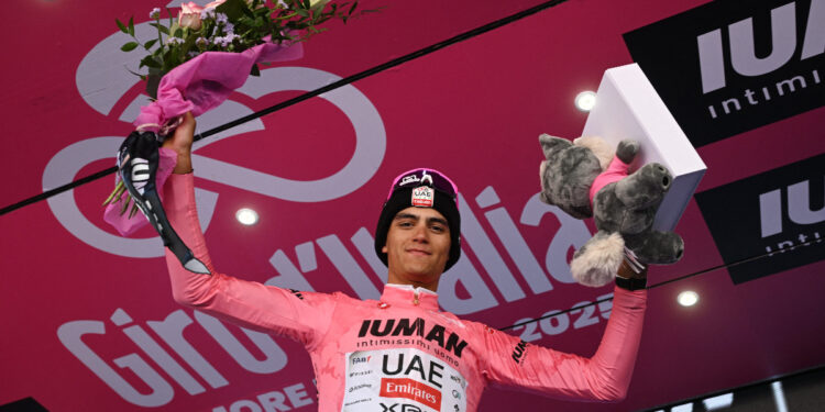 Isaac del Toro se sube al podio y está a dos etapas de coronarse en el Giro de Italia 2025… ¡a un paso del campeonato!