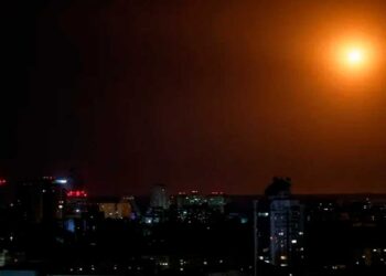 ¡Irán contraataca! Lanza misiles contra bases de EU en Qatar e Irak