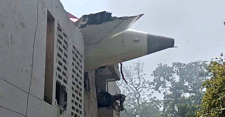 Se estrella avión en India; transportaba a más de 200 pasajeros y se dirigía a Londres