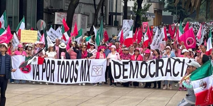 Domingo negro: ciudadanos marchan en CDMX contra la elección del Poder Judicial