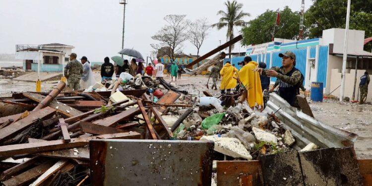 CFE reporta afectaciones por huracán Erick en Oaxaca; más de 120 mil usuarios sin luz