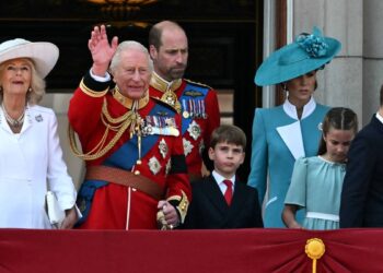 Desfile de cumpleaños de Carlos III rinde homenaje a víctimas de accidente de avión en India