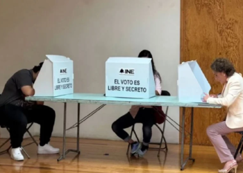 Elección judicial: Beatriz Gutiérrez Müller y su hijo acuden a votar en una casilla de la CDMX