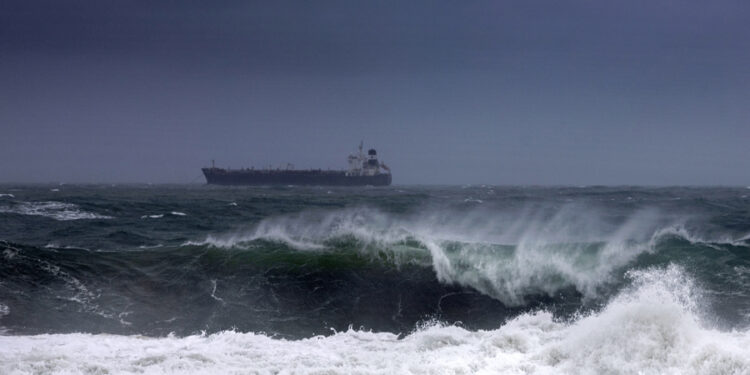 Huracán Erick toca tierra en Oaxaca con rachas de viento de hasta 250 km/h