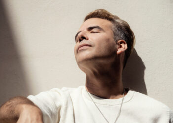 YEY-R Y SU DESGARRADORA BALADA “EL CIELO LLORA CONMIGO”