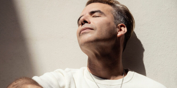 YEY-R Y SU DESGARRADORA BALADA “EL CIELO LLORA CONMIGO”