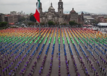 Levanta CDMX en el Zócalo la bandera LGBTTTIQ+ más grande del mundo